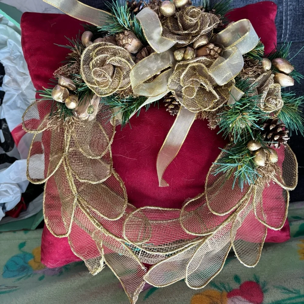Elegant Gold Holiday wreath